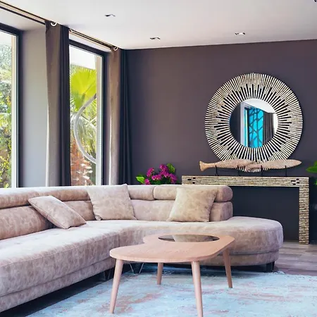 Sleeps 6 Pool Air Con Wifi Vila